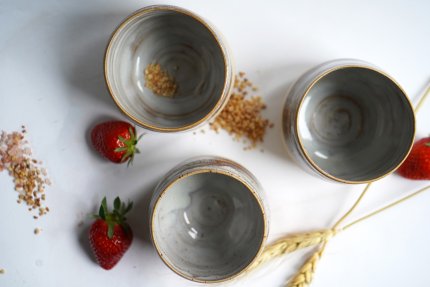 Handgetöpferte graublaubraune Keramik Mocca Kaffee Becher